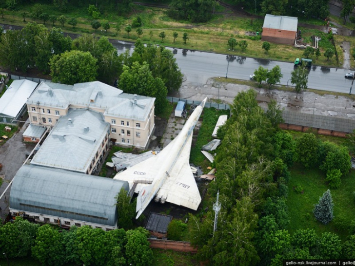 Imaginea bizară surprinsă din dronă. Avionul supersonic din spatele blocului