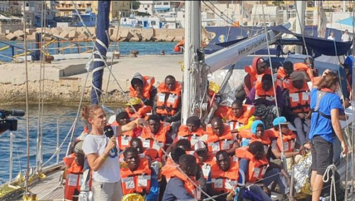 Situație dramatică: O navă cu migranți a acostat în Italia, alta așteaptă în larg. Furia lui Salvini
