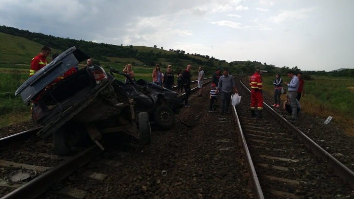 Accident feroviar, în județul Cluj: doi morți, după ce trenul le-a izbit în plin mașina