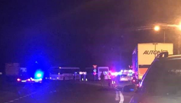 Accident grav, la Satu Mare. Impact violent între două autobuze pline cu muncitori: 7 victime