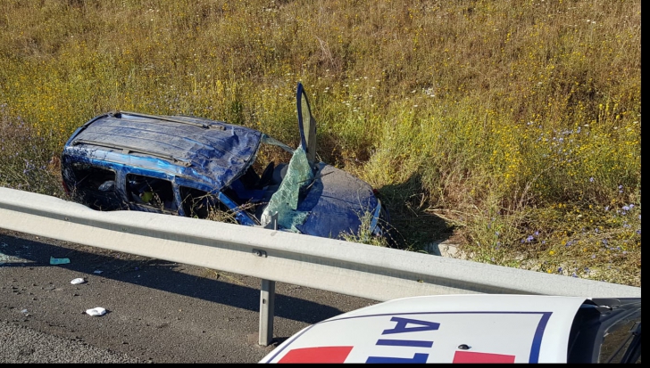 S-a răsturnat cu mașina pe Autostrada București-Constanța (FOTO)