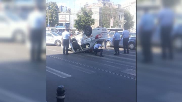 Mașină de poliție cu roțile în sus, în urma unui accident din Capitală