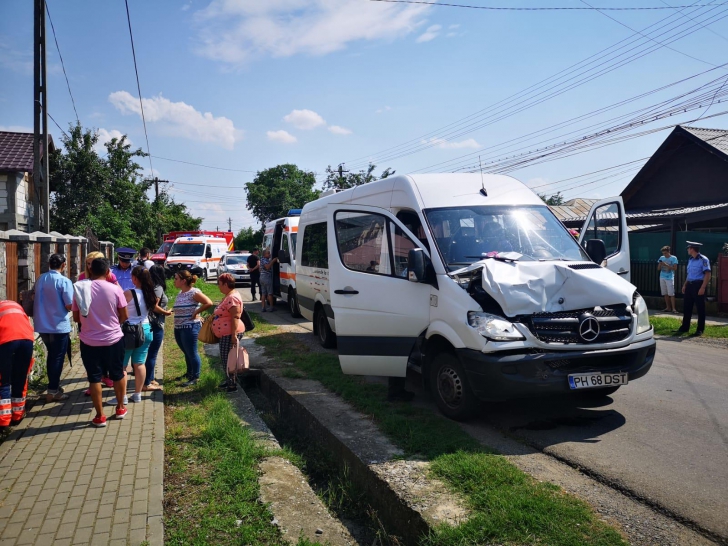 Un microbuz cu 20 de pasageri, implicat într-un grav accident în Prahova