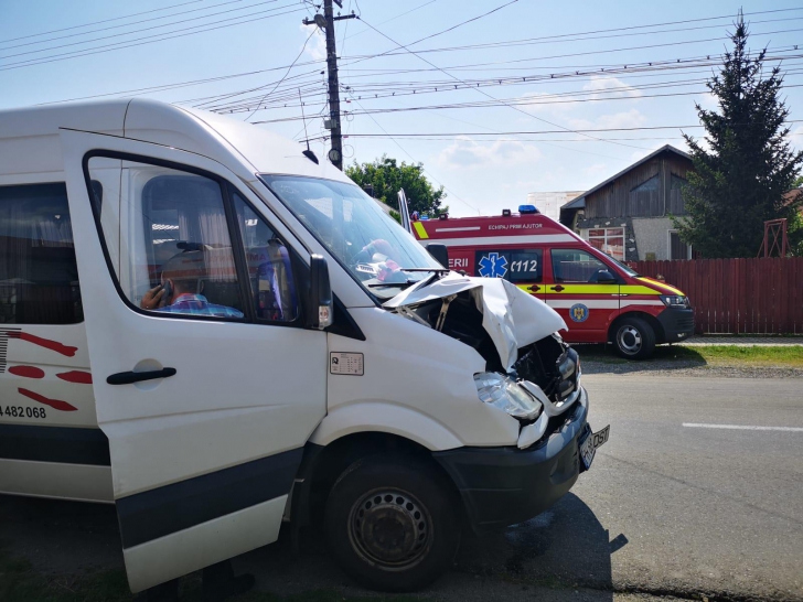 Un microbuz cu 20 de pasageri, implicat într-un grav accident în Prahova