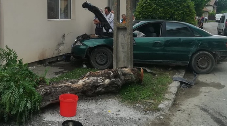 Accident în Sfântu Gheorghe. Un șofer a dărâmat un copac și a "parcat" într-o casă