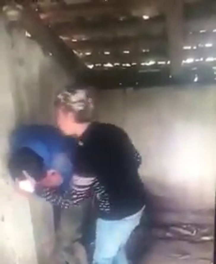 Adolescent rupt în bătaie de un alt tânăr, întreaga scenă a fost filmată (VIDEO+FOTO)