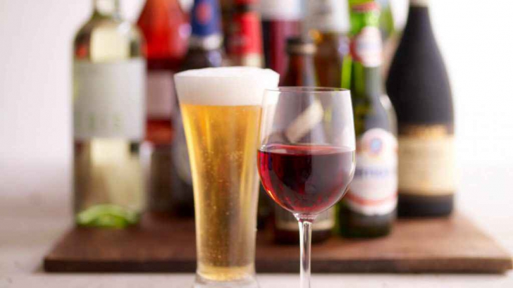 Cercetătorii cred că au aflat, în sfârșit, de ce oamenilor le place să bea alcool