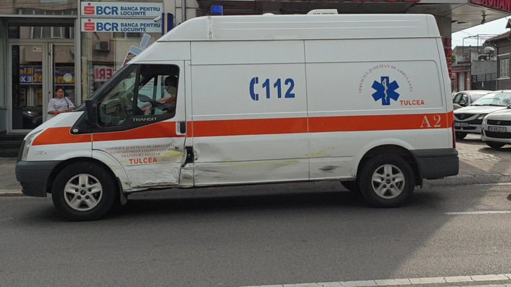 Ambulanță implicată într-un accident rutier, în Contanța. Doi răniți