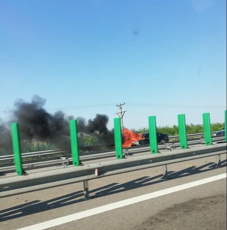Mașină în flăcări pe Autostrada Soarelui (VIDEO)
