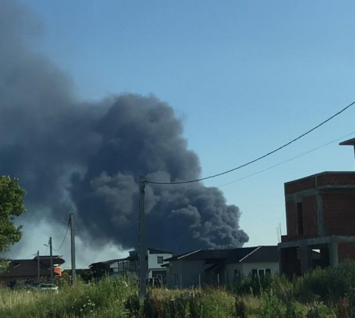 VIDEO Incendiu de proporții lângă Oradea, la un depozit de deșeuri plastice