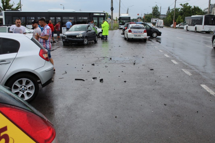 Accident grav, în Brăila: 3 mașini distruse, o victimă