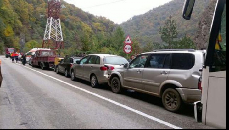 Trafic blocat pe Valea Oltului, în apropiere de Călimăneşti
