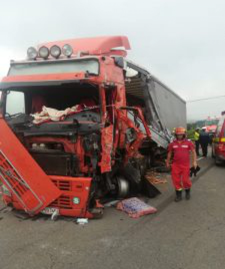 Accident rutier cu trei victime după coliziunea dintre un TIR și un camion (FOTO+VIDEO)