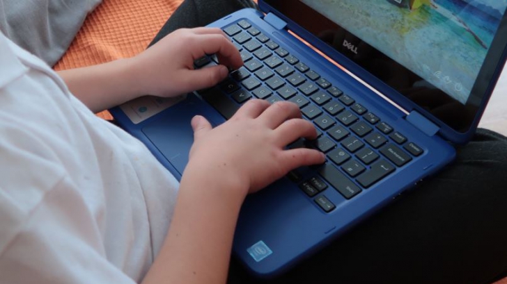 Semnele pe care copiii dependenți de internet sau calculatoare la prezintă. Cât de grav poate fi?