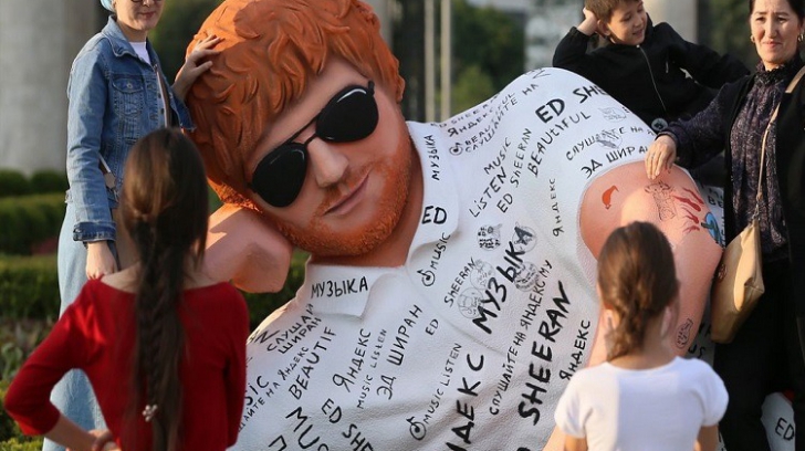 Ruşii au reuşit să şocheze: ce statuie ciudată i-au ridicat lui Ed Sheeran