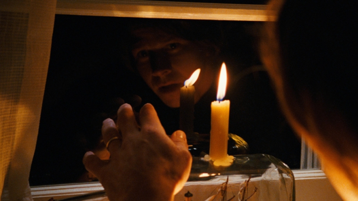 Ce se întâmplă de fapt când ții lumânarea la moartea cuiva. Puțini știu asta