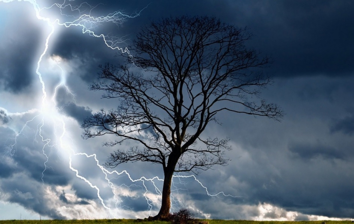 ALERTĂ de fenomene meteo periculoase IMEDIATE. Cod PORTOCALIU: unde lovesc furtunile și grindina