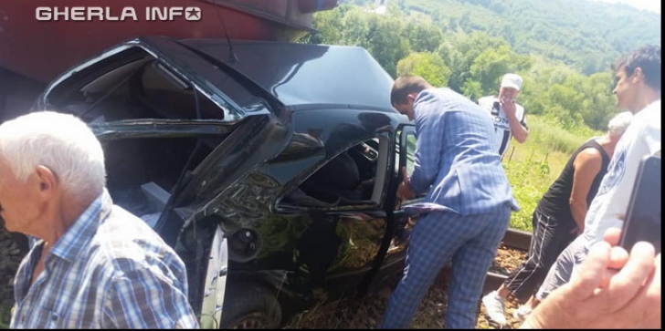 Accident teribil în Bistriţa, un tren cu 100 de pasageri a lovit în plin un autoturism (FOTO+VIDEO)