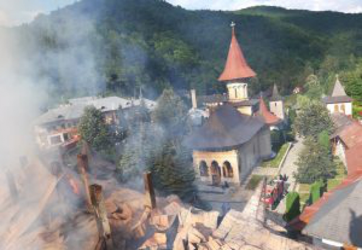 Incendiul catastrofal la Mănăstirea Râmeț, stins după 7 ore (VIDEO+FOTO)