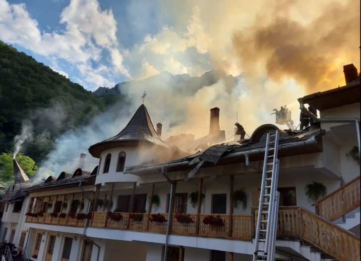 Incendiul catastrofal la Mănăstirea Râmeț, stins după 7 ore (VIDEO+FOTO)