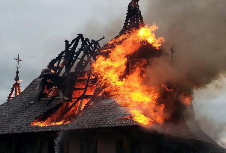 Incendiu devastator, la Mănăstirea Râmeț. Intervenție masivă a pompierilor