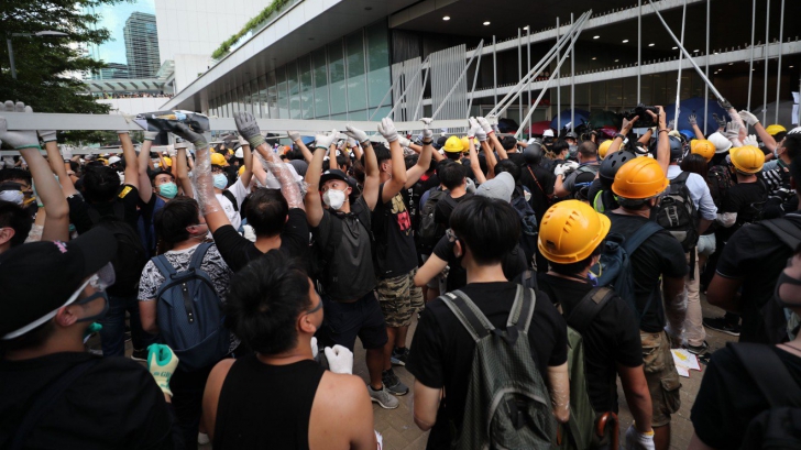 Revoltă masivă la Hong Kong. Protestatarii au forțat intrarea în Guvern și Parlament (VIDEO)