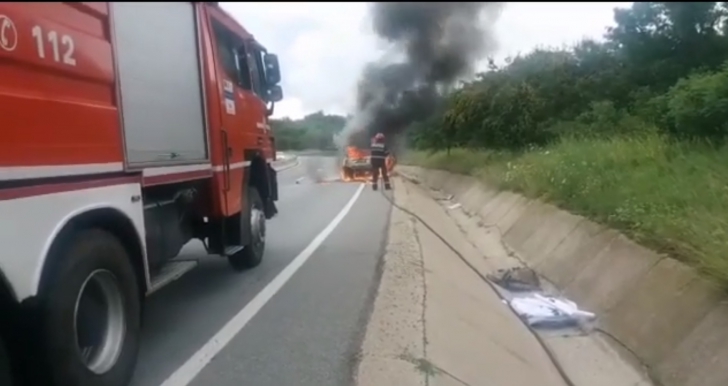 Imagini incredibile. Autoturism în flăcări pe DN 65. Cum a reușit șoferul să se salveze?