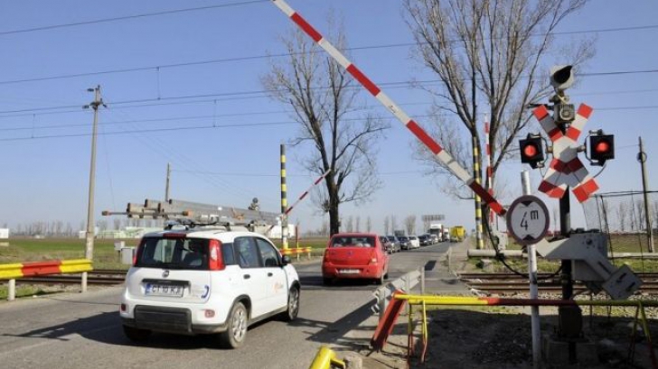 Doi răniți după ce un autoturism a fost lovit de un tren, în Olt | VIDEO
