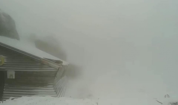A venit iarna în Bucegi și Făgăraș! Viscol pe Vârful Omu. La Bâlea Lac, ninge cu tunete și fulgere