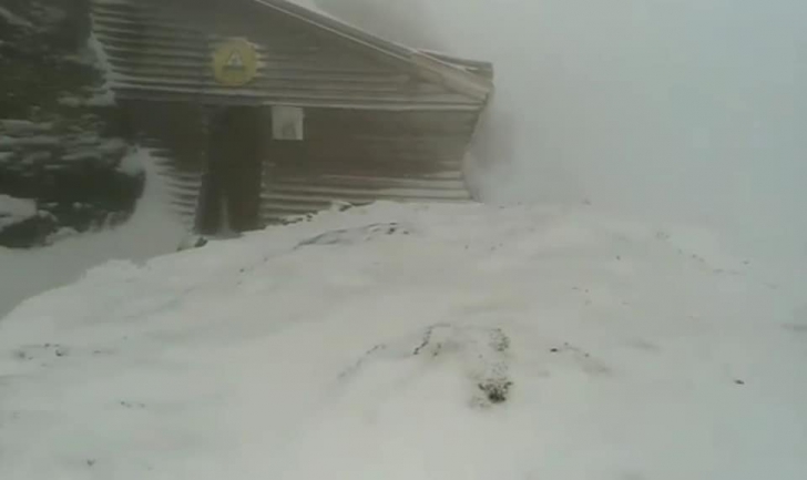 A venit iarna în Bucegi și Făgăraș! Viscol pe Vârful Omu. La Bâlea Lac, ninge cu tunete și fulgere