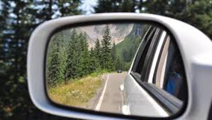 Șoferii cu deficiențe de auz, obligați să aibă oglinzi mai mari la mașină