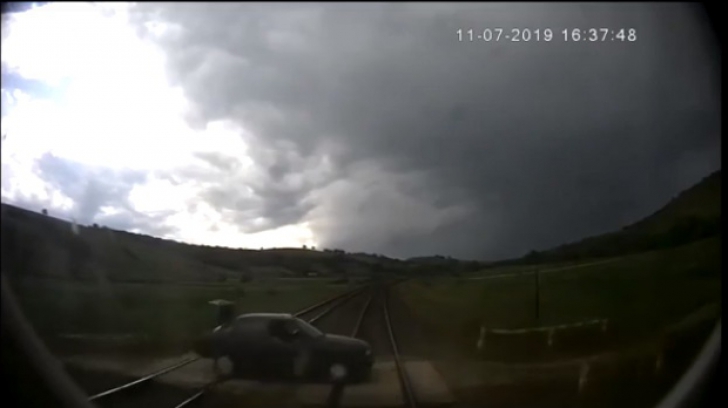 ŞOCANT: Momentul în care trenul a spulberat un autoturism în judeţul Cluj 