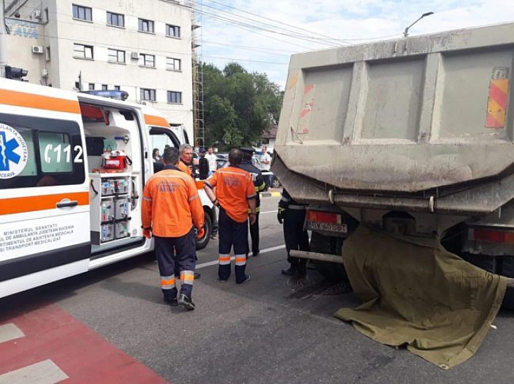Moarte absurdă, un pieton a fost strivit de un camion, la Suceava (GALERIE)