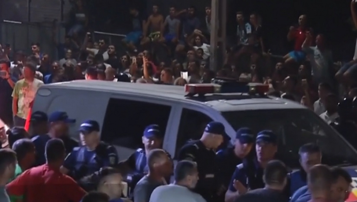 Revoltă la Caracal! Oamenii îi huiduie pe polițiști