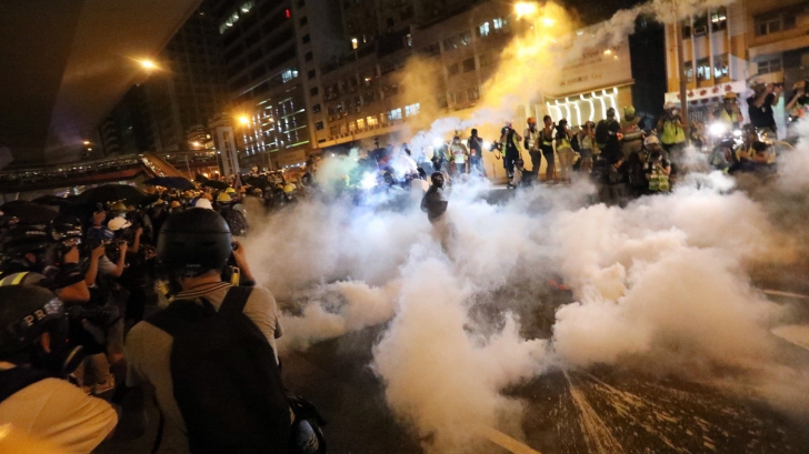 Violenţă extremă pe străzile Hong Kong-ului, zeci de oameni bătuţi cu sălbăticiei (VIDEO)