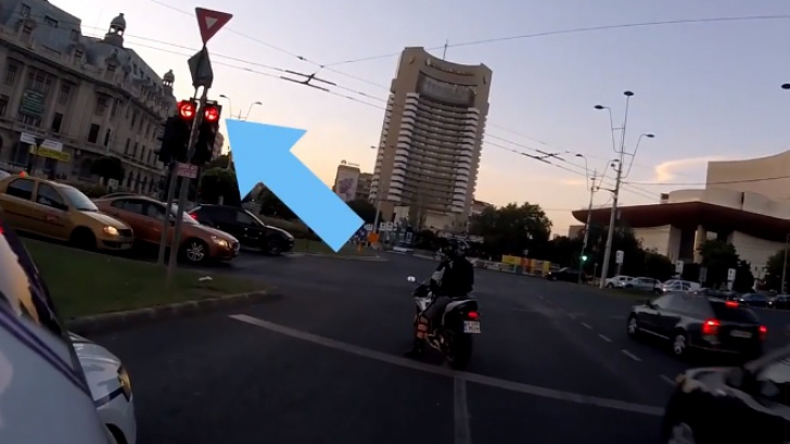 Episod halucinant la Piaţa Universităţii: şoferii trec pe roşu, dar un poliţist "stă" pe telefon