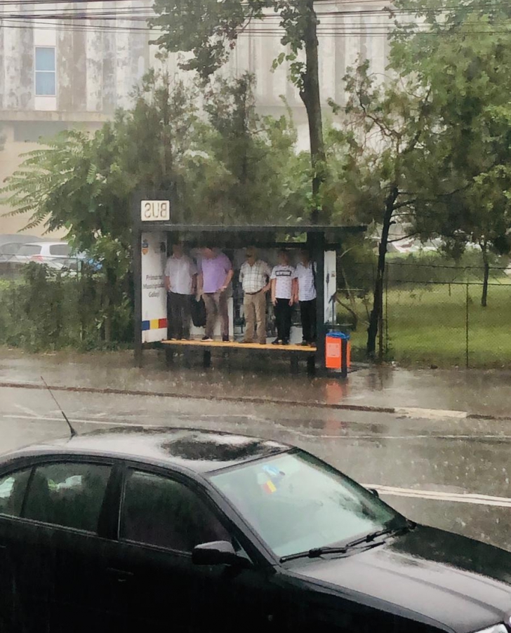 Cum așteaptă gălățenii autobuzul într-o zi cu ploaie abundentă. Imaginea s-a viralizat pe Facebook