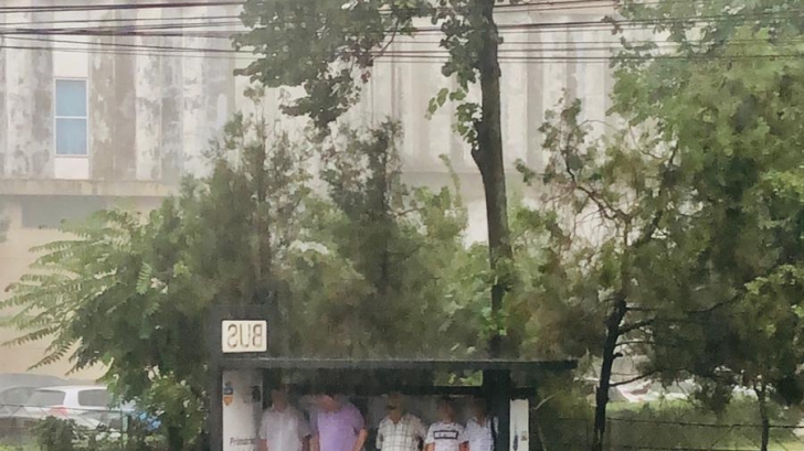 Cum așteaptă gălățenii autobuzul într-o zi cu ploaie abundentă. Imaginea s-a viralizat pe Facebook