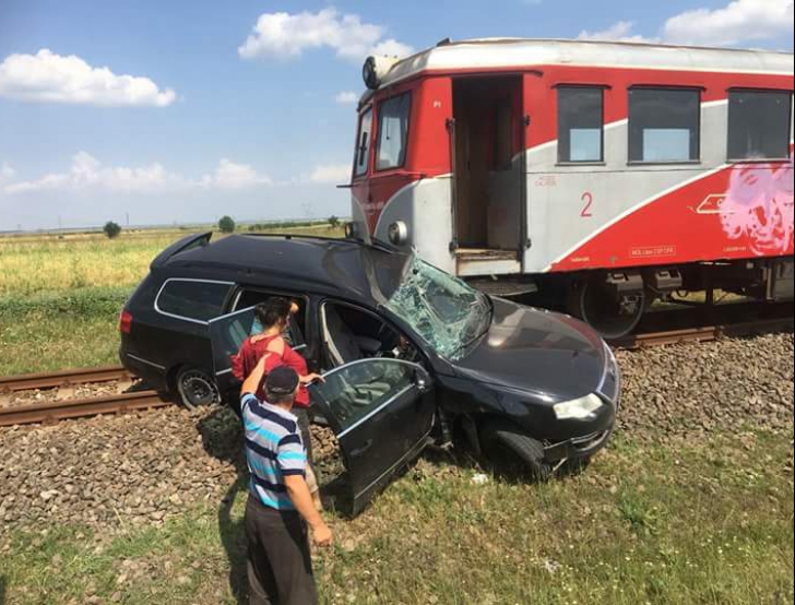 Accident feroviar lângă Aiud. Autoturism lovit de tren, la trecerea peste calea ferată