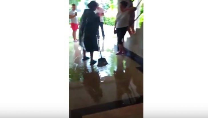 Vacanță în România. Camere de hotel inundate după o ploaie în Costinești