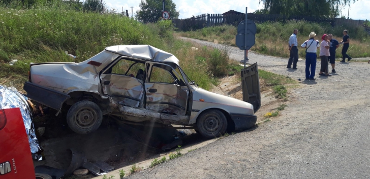 Accident grav, în jud. Caraș-Severin: un mort și 4 răniți. Mașinile, făcute praf!