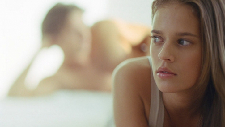 Și-a găsit soția goală, în pat cu un bărbat. Când a văzut cine este acesta..."Dumnezeule, cum?"