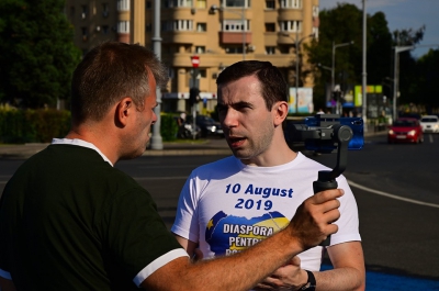 Tommy Tomescu, la pregătirile dinaintea protestului din 10 august 2019