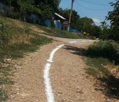 Imagini incredibile în județul Vrancea: Drum de pământ, trasat cu marcaj rutier