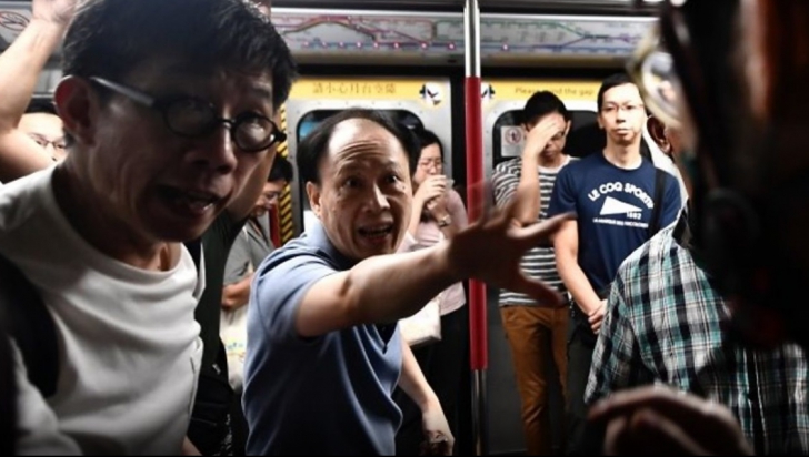 Nebunie în Hong Kong. Protestatarii au făcut haos la metrou. Imagini uluitoare