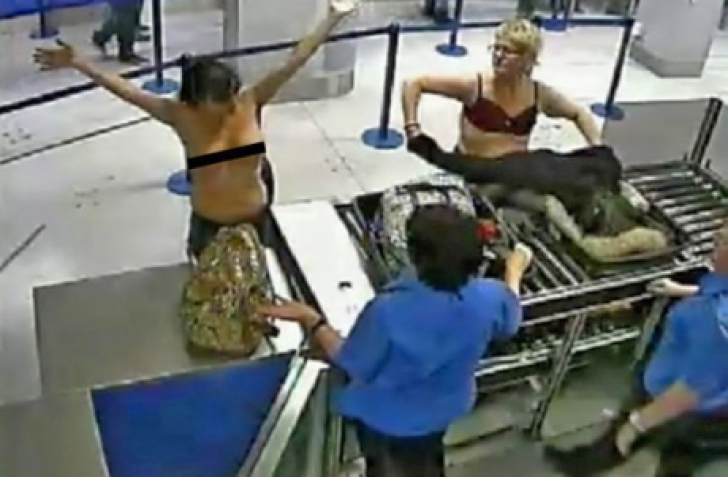 Bomba sexy a rămas goală în aeroport, iar toţi oamenii au fotografiat-o