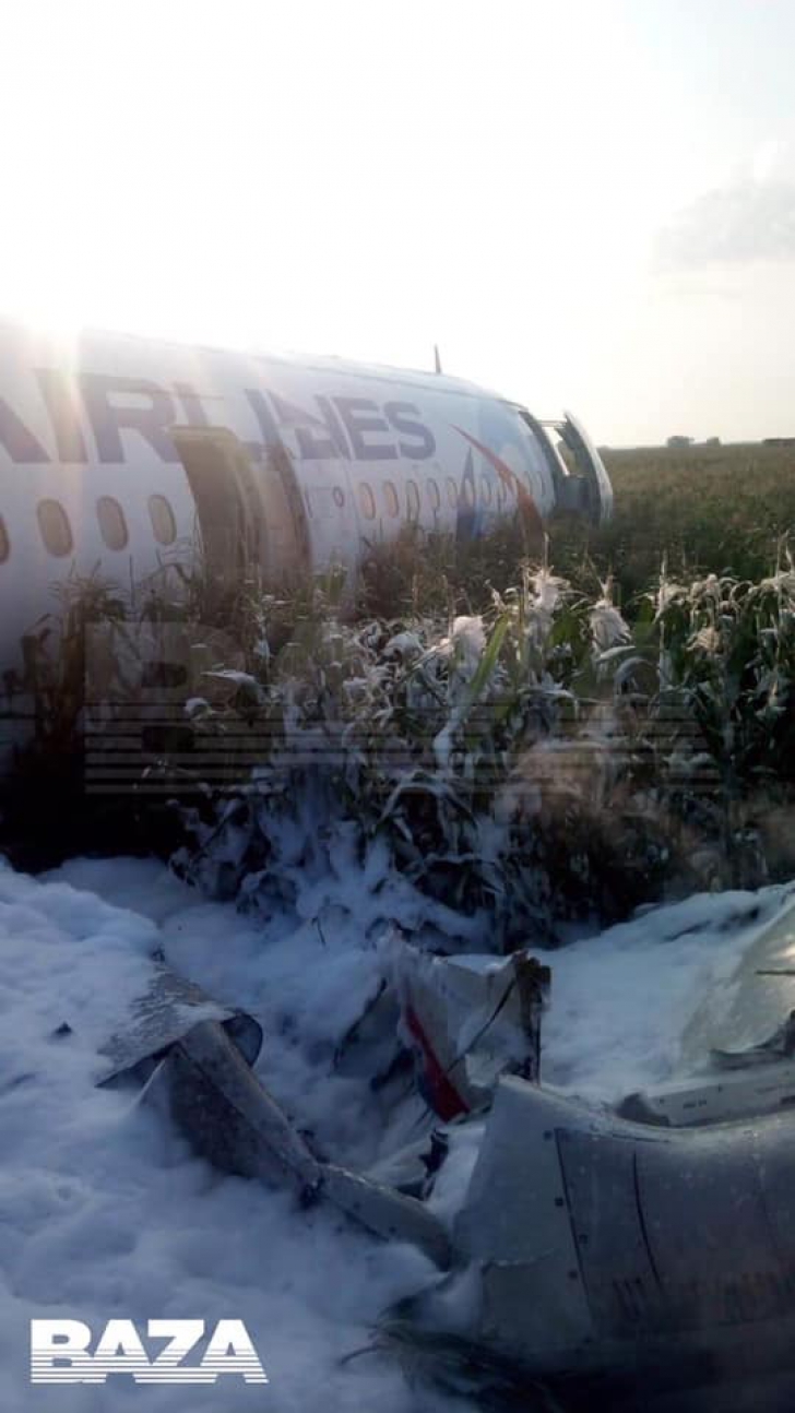 Un avion cu 234 de oameni la bord a aterizat forțat într-un lan de porumb. Imagini dramatice