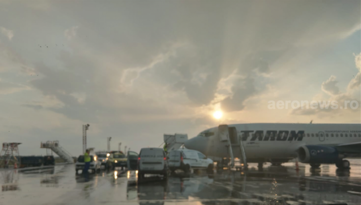Galerie foto: Urmările furtunii pe aeroportul Otopeni: Un Boeing 737 TAROM a fost lovit 