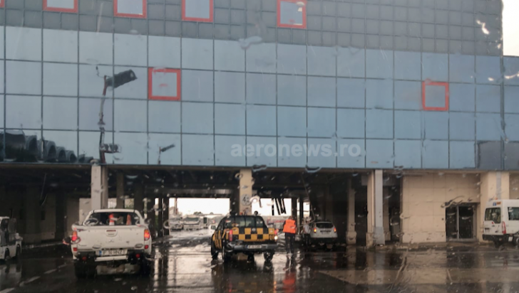 Galerie foto: Urmările furtunii pe aeroportul Otopeni: Un Boeing 737 TAROM a fost lovit 
