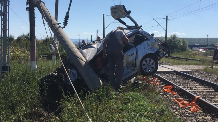 O mașină a fost spulberată de tren în Cluj: o persoană încarcerată